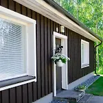 Upea Miljoeoe Saimaalla, Tilava Talo Ja Saunamoekki *