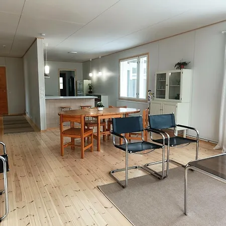 Upea Miljoeoe Saimaalla, Tilava Talo Ja Saunamoekki Villa