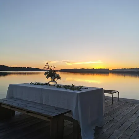 Upea Miljoeoe Saimaalla, Tilava Talo Ja Saunamoekki *