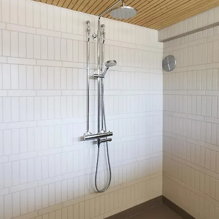 Upea Miljoeoe Saimaalla, Tilava Talo Ja Saunamoekki *