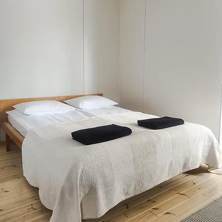 Upea Miljoeoe Saimaalla, Tilava Talo Ja Saunamoekki